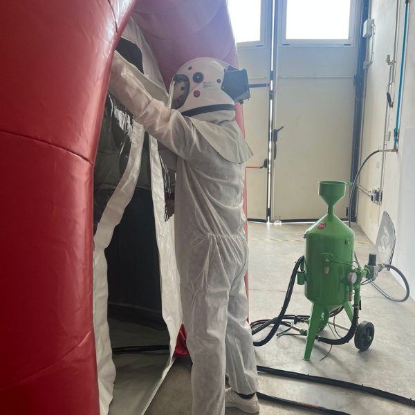 •	FEVI-Gloo inflatable sandblasting chamber with integrated dust extractor, zero dust dispersion
