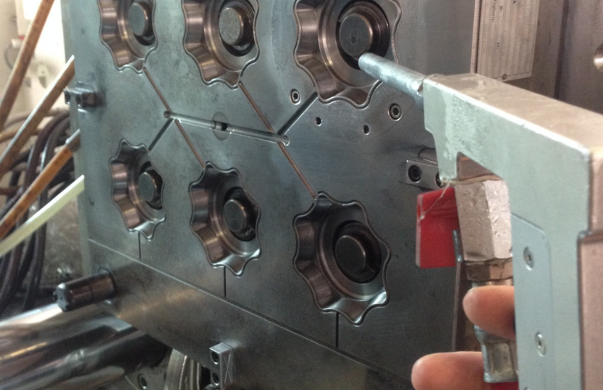 cryogenic cleaning of industrial molds