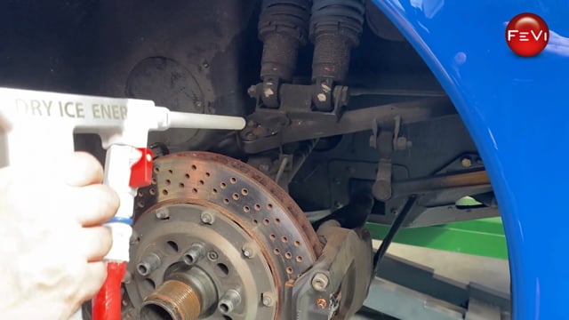 Pulizia di un gruppo molla-ammortizzatore con sabbiatrice a ghiaccio secco SUBLIMA MAX